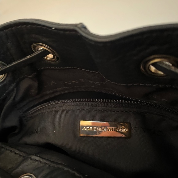 😍🌻 Bag by Adrienne Vittadini Black with pull strap closure - Picture 10 of 14